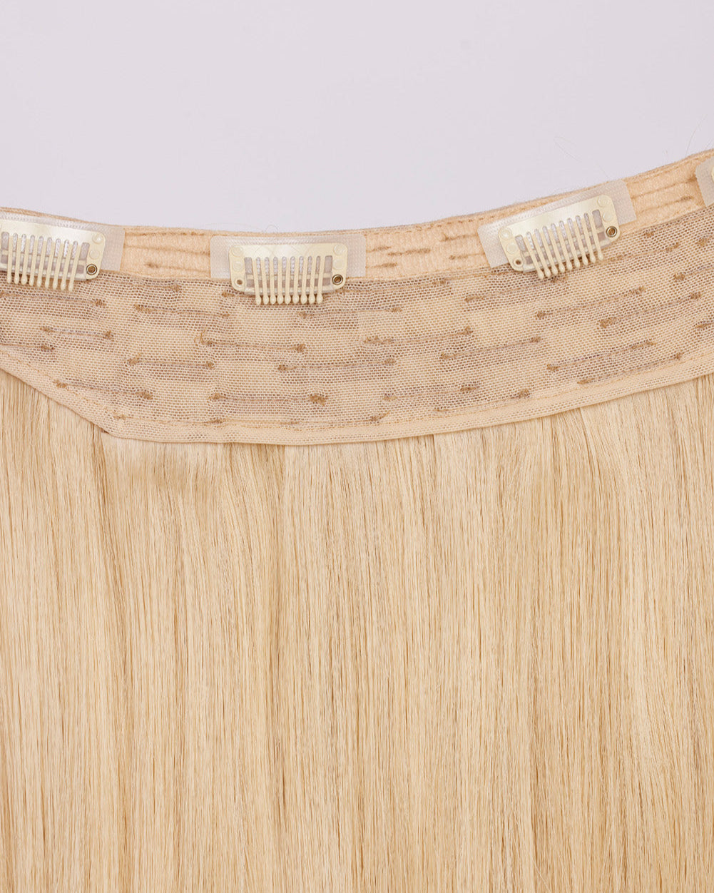 Insidan av hårbandet visar hur clipsen är fästa